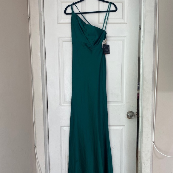 NWT Mac Duggal ONE SHOULDER DOUBLE STRAP SATIN GOWN Size 2 style 55385 - Picture 3 of 11